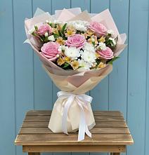 Букет цветов из:  Гвоздики, Орхидеи и Розы в Новодмитриевской