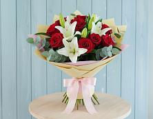 Букет Элегантная гармония в Новодмитриевской Букет цветов из:  Лилии и Розы в Новодмитриевской