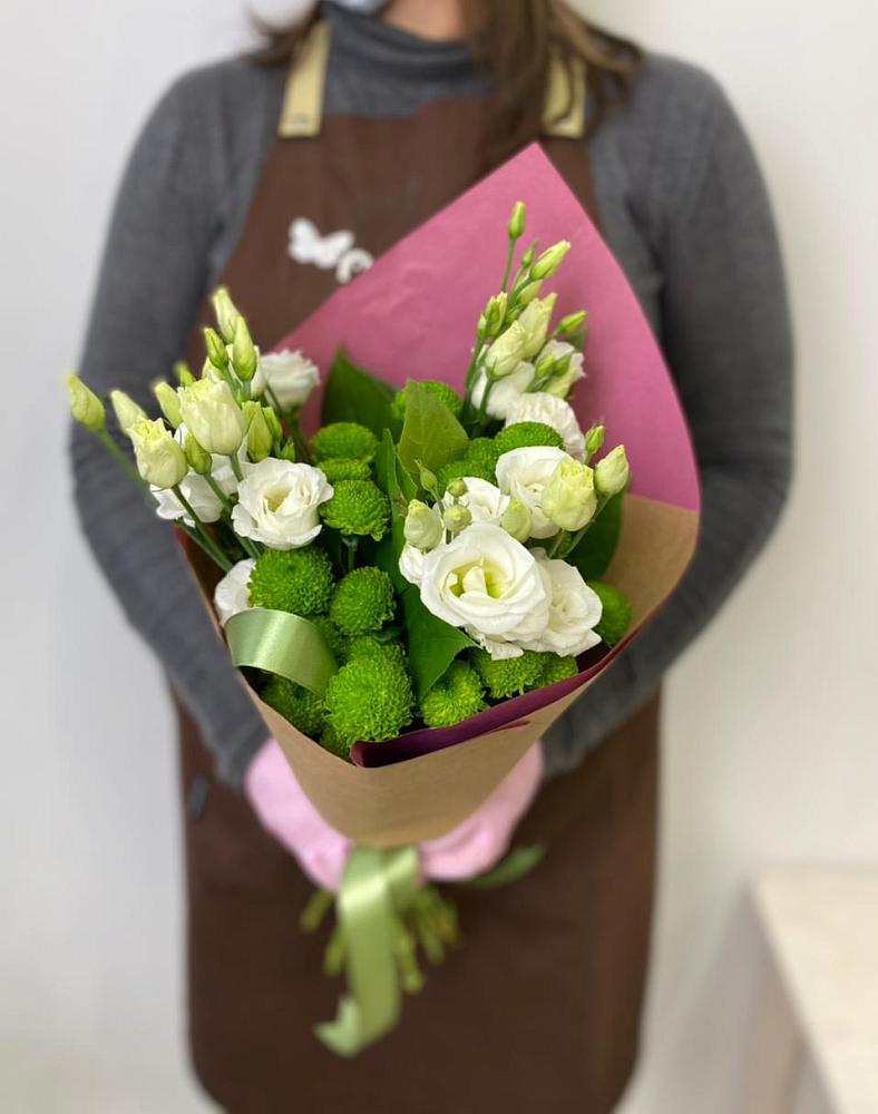 Букет морозный день в Новодмитриевской Букет цветов из: Хризантемы и Лизиантусы в Новодмитриевской