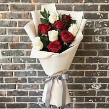 Букет красно-белые розы в Новодмитриевской Букет цветов из:  Розы в Новодмитриевской