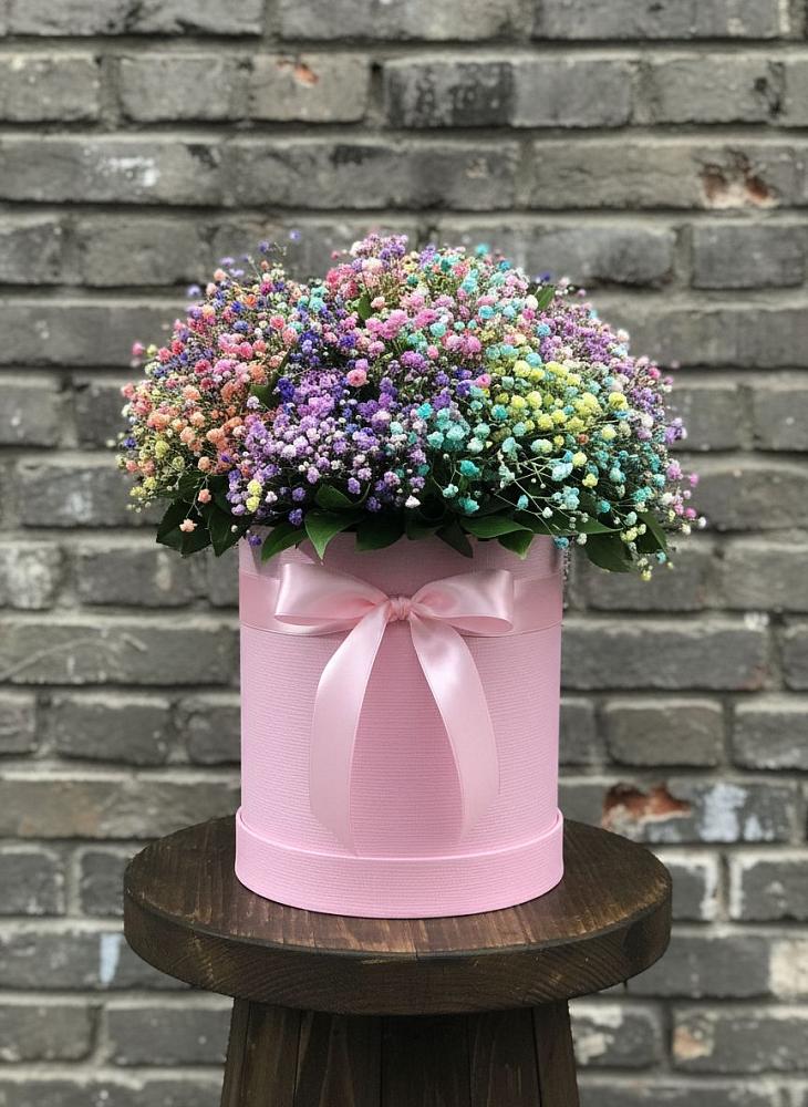 Композиция Яркие эмоции в Новодмитриевской Цветочная композиция из Гипсофила и Розы в шляпной коробке в Новодмитриевской