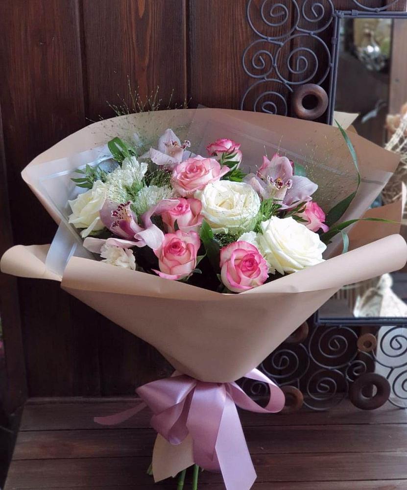 Букет цветов из: Гвоздики, Орхидеи, Розы и Хризантемы в Новодмитриевской