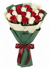 Микс из красных и белых роз в Новодмитриевской Букет Микс из красных и белых роз в Новодмитриевской