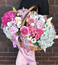 Композиция солнечный день в Новодмитриевской Цветочная композиция из Розы, Хризантемы, Пионы и Лизиантусы в корзине в Новодмитриевской