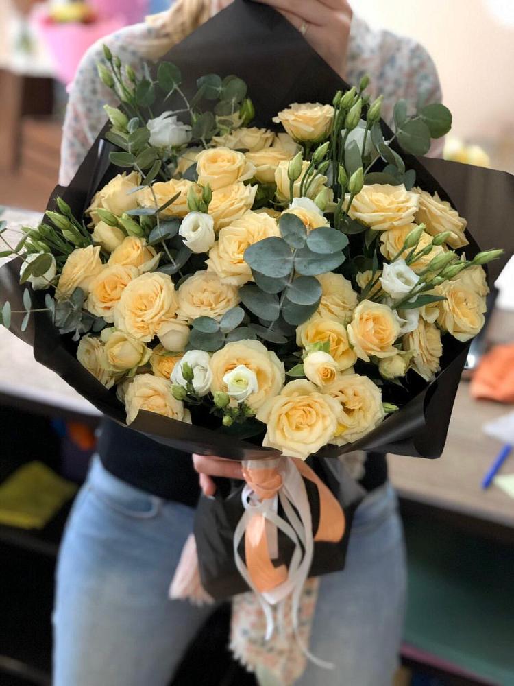 Букет цветов из: Розы и Лизиантусы в Новодмитриевской