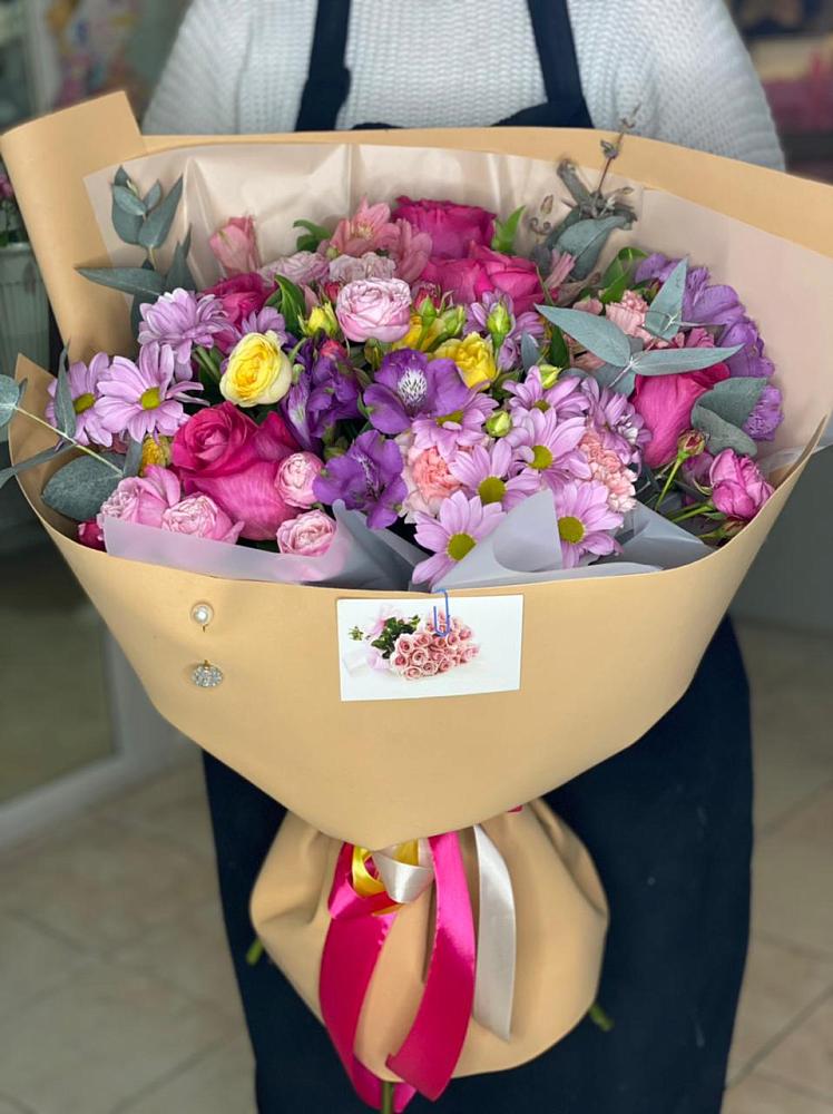 Букет вдохновленный любовью в Новодмитриевской Букет цветов из: Хризантемы, Гвоздики и Альстромерии в Новодмитриевской