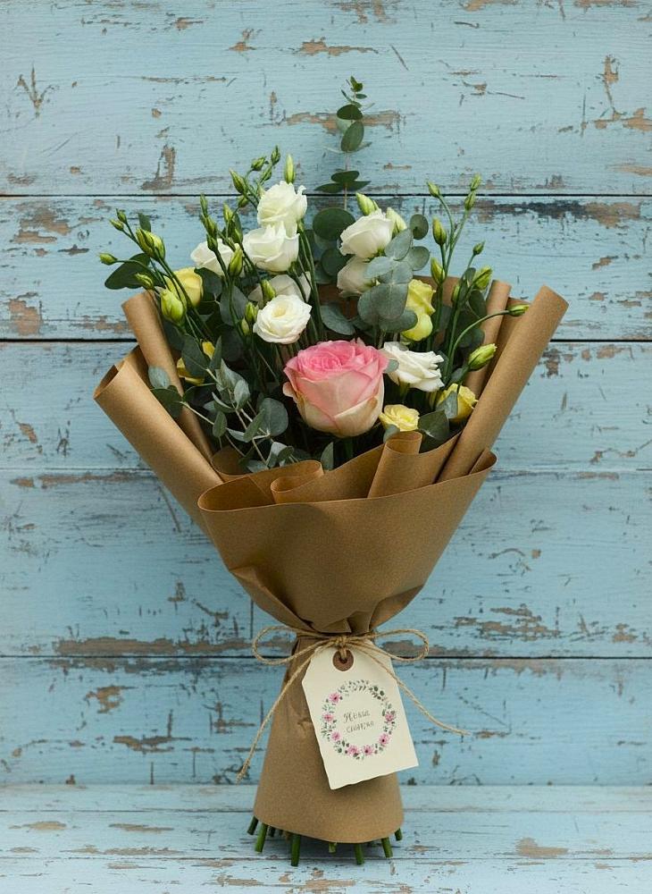 Букет цветов из: Розы и Лизиантусы в Новодмитриевской