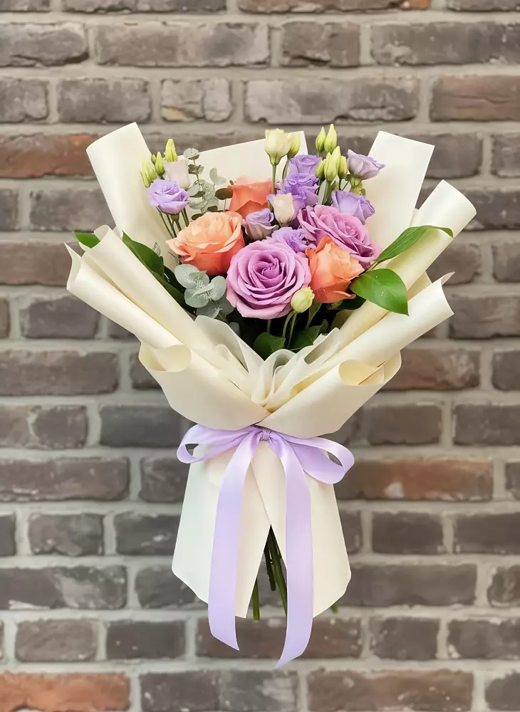 Букет цветов из: Лизиантусы и Розы в Новодмитриевской