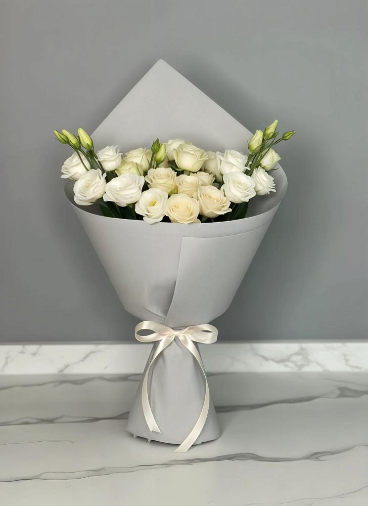 Букет цветов из: Розы и Лизиантусы в Новодмитриевской