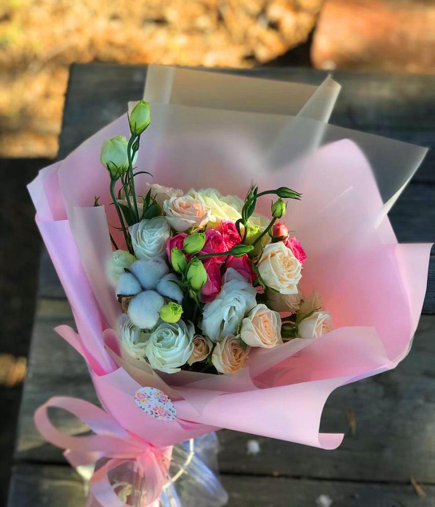 Букет цветочный коктейль в Новодмитриевской Букет цветов из: Розы и Лизиантусы в Новодмитриевской