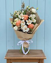 Букет яркий комплимент в Новодмитриевской Букет цветов из:  Альстромерии, Лизиантусы, Розы и Хризантемы в Новодмитриевской