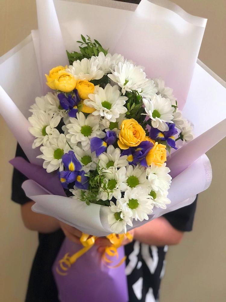 Букет цветов из: Ирисы, Хризантемы и Розы в Новодмитриевской