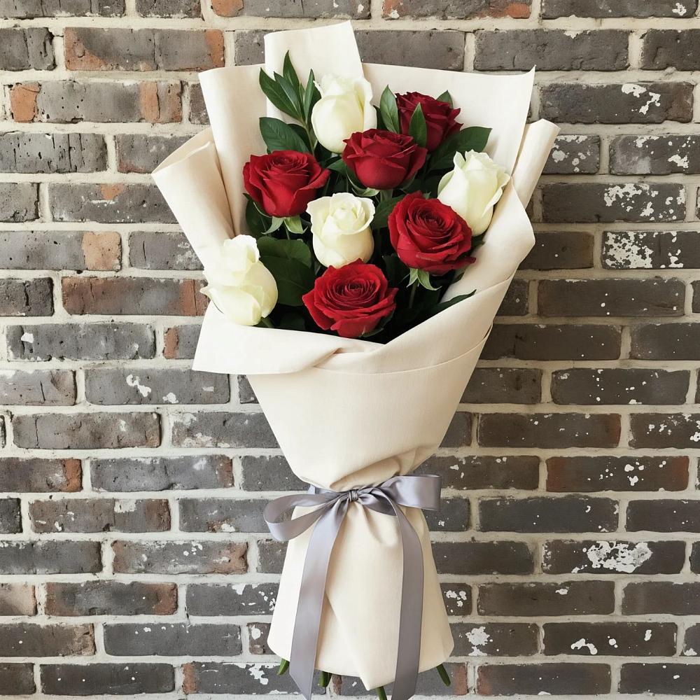 Букет красно-белые розы в Новодмитриевской Букет цветов из: Розы в Новодмитриевской