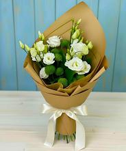 Букет цветов из:  Хризантемы и Лизиантусы в Новодмитриевской