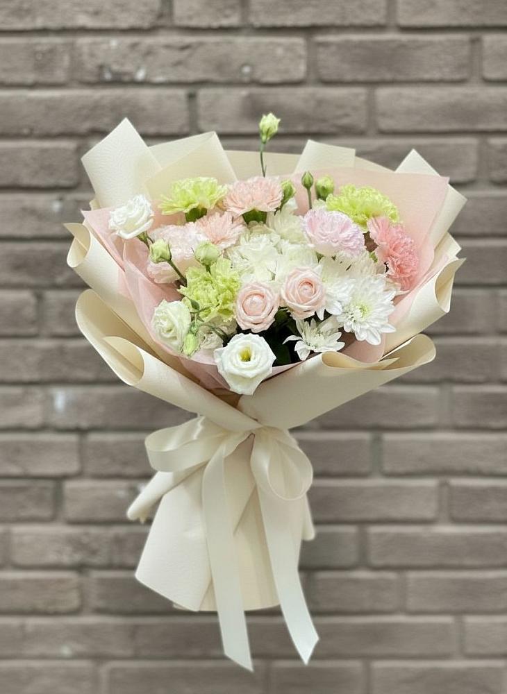 Букет Трепет мечты в Новодмитриевской Букет цветов из: Гвоздики, Розы, Лизиантусы и Хризантемы в Новодмитриевской