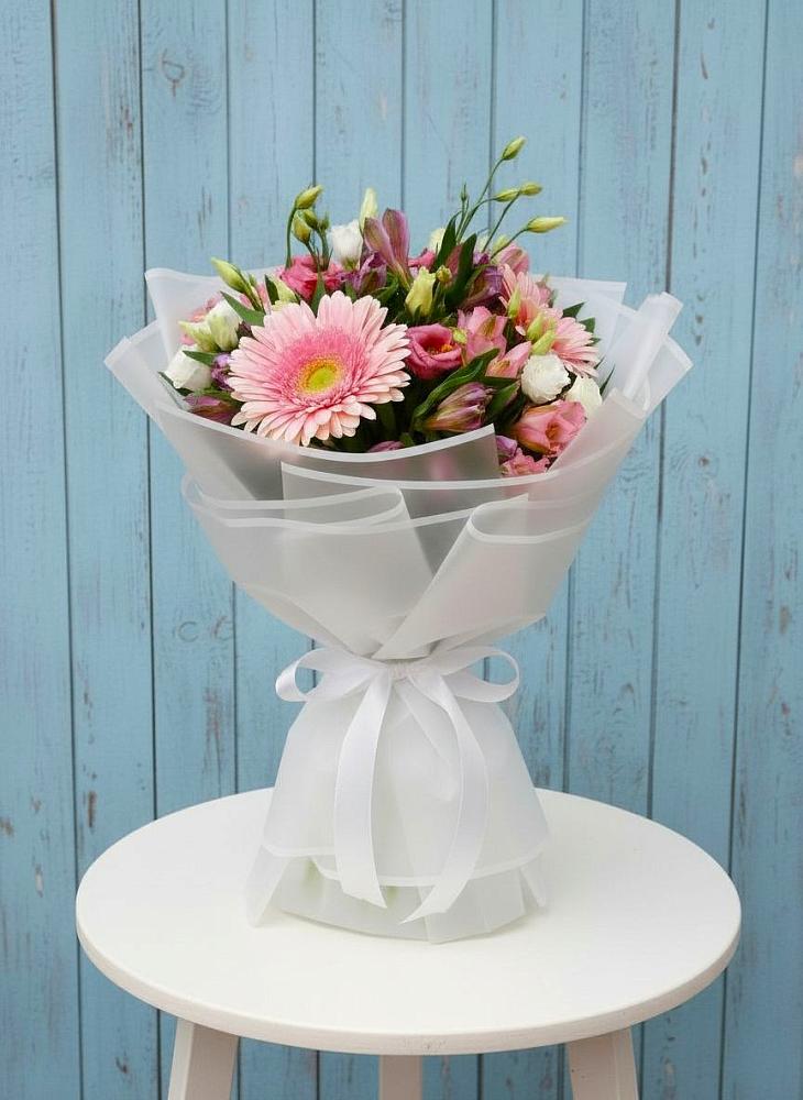 Букет цветов из: Герберы, Альстромерии и Лизиантусы в Новодмитриевской