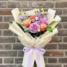 Букет цветочные ноты в Новодмитриевской Букет цветов из:  Лизиантусы и Розы в Новодмитриевской