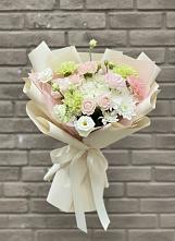 Букет Трепет мечты в Новодмитриевской Букет цветов из:  Гвоздики, Розы, Лизиантусы и Хризантемы в Новодмитриевской