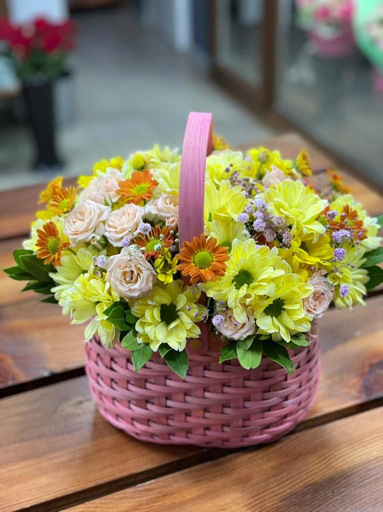 Цветочная композиция из Хризантемы и Розы в корзине в Новодмитриевской