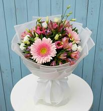Букет прохладный бриз в Новодмитриевской Букет цветов из:  Герберы, Альстромерии и Лизиантусы в Новодмитриевской