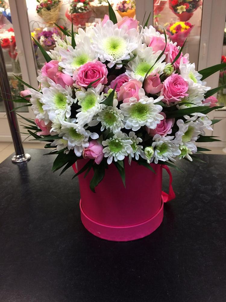 Композиция грация в Новодмитриевской Цветочная композиция из Розы и Хризантемы в шляпной коробке в Новодмитриевской