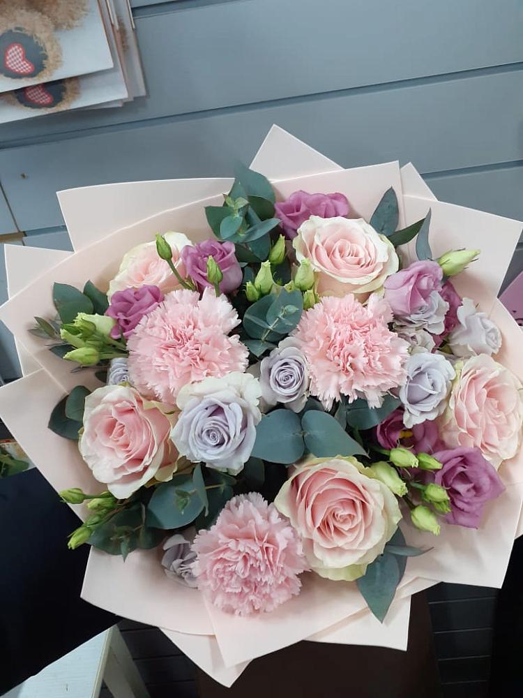 Букет обаятельный в Новодмитриевской Букет цветов из: Розы, Гвоздики и Лизиантусы в Новодмитриевской