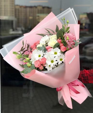 Букет цветов из: Розы, Лизиантусы и Хризантемы в Новодмитриевской