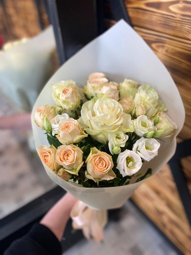 Букет Летний бриз в Новодмитриевской Букет цветов из: Розы и Лизиантусы в Новодмитриевской