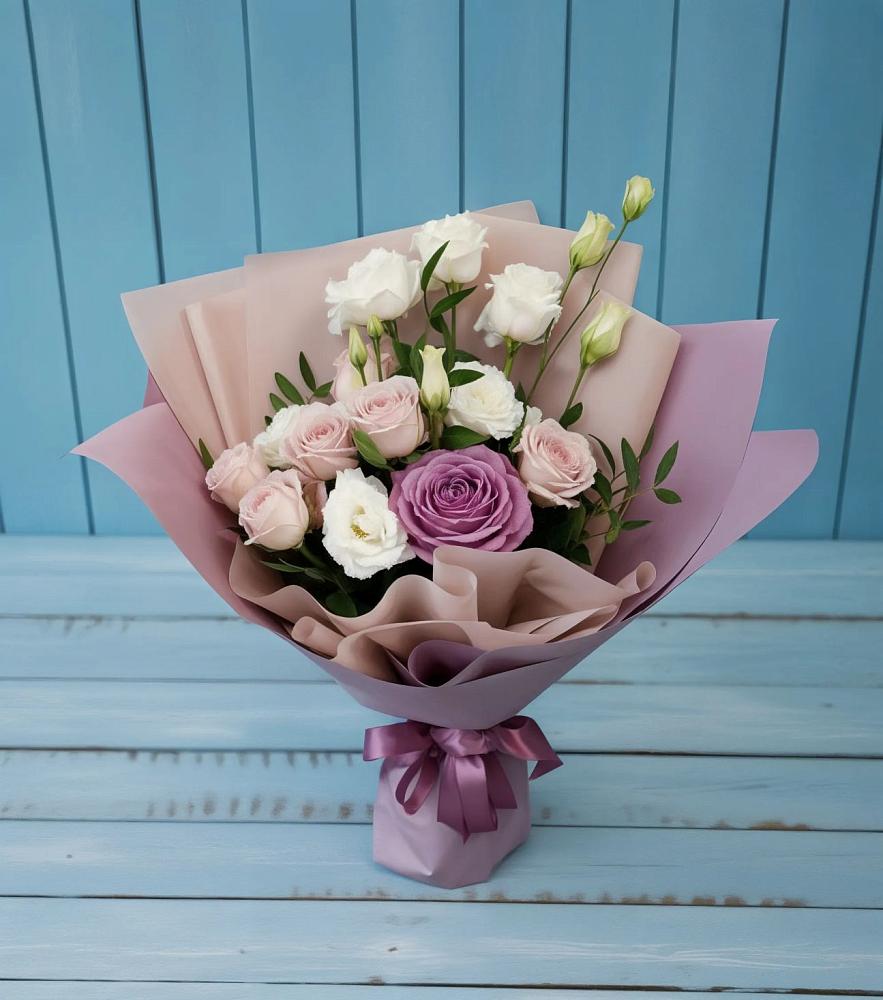 Букет цветов из: Розы и Лизиантусы в Новодмитриевской