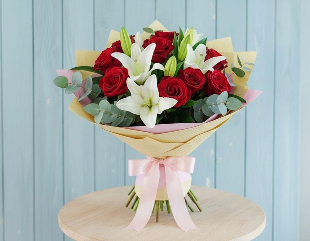 Букет Элегантная гармония в Новодмитриевской Букет цветов из: Лилии и Розы в Новодмитриевской